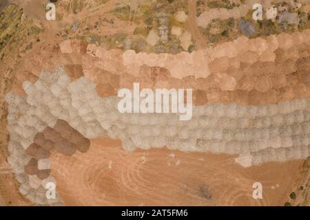 Vue aérienne des motifs de sable sur la surface de la terre Banque D'Images