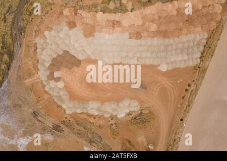 Vue aérienne des motifs de sable sur la surface de la terre Banque D'Images