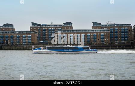 Une Thames Clipper, qui fait partie du service de bus fluvial sur la Tamise à Londres, au Royaume-Uni. Banque D'Images