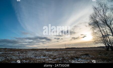 Beau coucher de soleil sur le champ gelé Banque D'Images