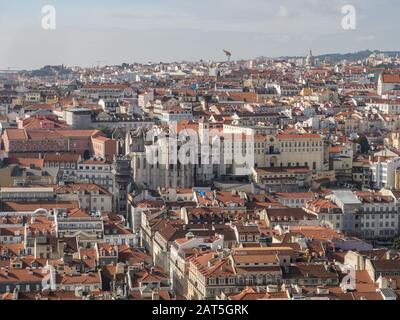 Vue aérienne de Lisbonne avec le couvent De Notre-Dame du Mont Carmel (Portugais : Convento da Ordem do Carmo) et l'ascenseur de Santa Justa au Portugal Banque D'Images