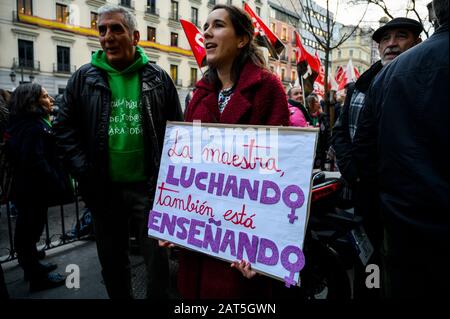 Madrid, Espagne. 30 janvier 2020. Une femme avec un placarde qui lit "le professeur en difficulté enseigne aussi" lors d'une manifestation contre la politique "PIN parental", Un veto promu par le parti d'extrême droite VOX qui permet aux parents d'empêcher leurs enfants de prendre part à des ateliers scolaires complémentaires qui intègrent un penchant idéologique ou moral contre leurs convictions. La politique du PIN stipule que les écoles doivent obtenir l'autorisation des parents pour assister à des activités de discussion sociale et éthique valeurs. Crédit: Marcos Del Mazo/Alay Live News Banque D'Images