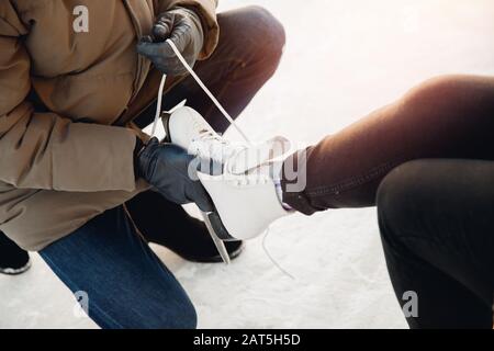 Couple amoureux de patinage sur glace s'amuser pendant les vacances d'hiver sur neige Banque D'Images