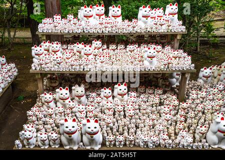 Des milliers de statues de maneki-neko sont exposées dans le jardin du temple Gotokuji à Tokyo, au Japon Banque D'Images