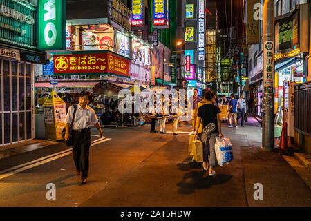 Tokyo, Japon, 13 août 2019 – une rue dans le quartier d'Akihabara avec des femmes de ménage à la recherche de clients Banque D'Images