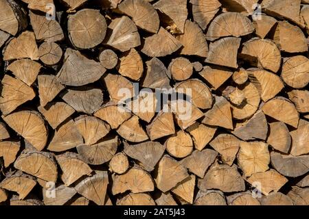 Pile de bois devant une maison. Grumes, carburant pour chauffage. Bois de chauffage empilé. Fond en bois naturel Banque D'Images