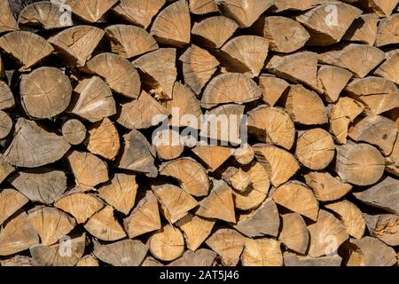 Pile de bois devant une maison. Grumes, carburant pour chauffage. Bois de chauffage empilé. Fond en bois naturel Banque D'Images