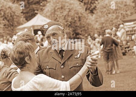 Femme dansant avec un homme portant un uniforme de la Force aérienne tchécoslovaque de la Seconde Guerre mondiale, jour des années 1940, Valley Gardens, Harrogate, North Yorkshire, Angleterre, ROYAUME-UNI. Banque D'Images