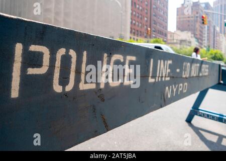 les lignes de police de la ville de new york n'entrent pas dans les bloqueurs de chevaux en bois pour les voitures et les piétons Banque D'Images