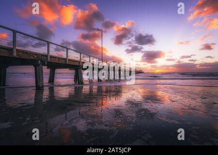 Jetée de Henley Beach au coucher du soleil, Adélaïde, Australie méridionale Banque D'Images