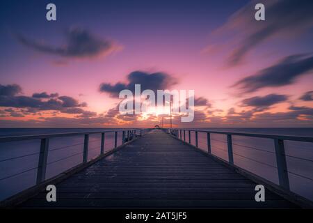 Jetée de Henley Beach au coucher du soleil, Adélaïde, Australie méridionale Banque D'Images