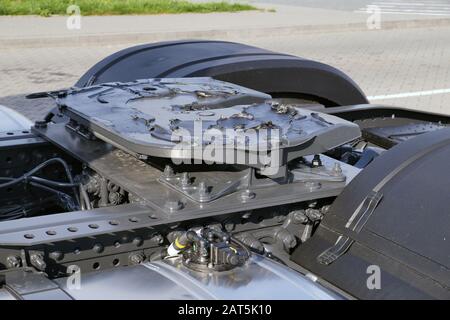 Vue de la partie arrière du chariot à 18 roues. Les accouplements de cinquième roue visibles sont montés sur un tracteur pour le connecter à la remorque. Banque D'Images