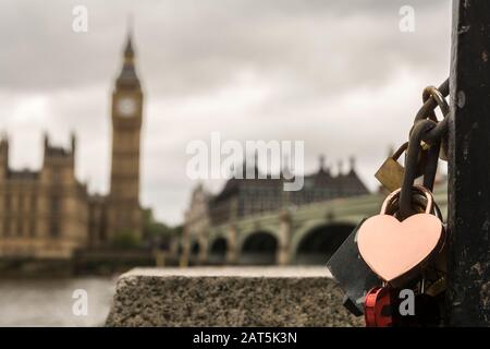 Cadenas d'amour en forme de coeur à Londres. Selective focus Banque D'Images