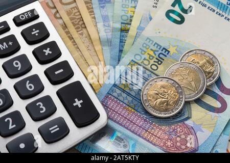 Gros plan sur une calculatrice et de l'argent en euros dans un concept d'analyse financière Banque D'Images