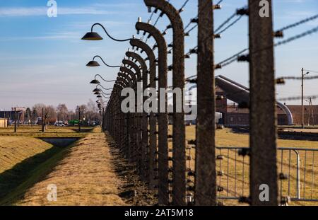 Une photo des clôtures sur le terrain d'Auschwitz II - Birkenau. Banque D'Images