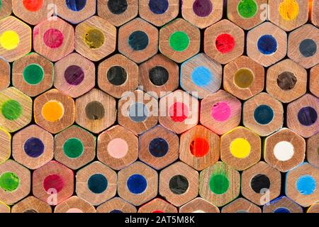 Ensemble de crayons de couleur empilés Banque D'Images