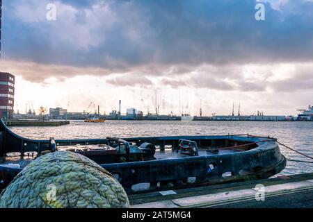 Zone portuaire industrielle près du centre de Rotterdam en Hollande du Sud, avec un beau ciel coloré en arrière-plan Banque D'Images