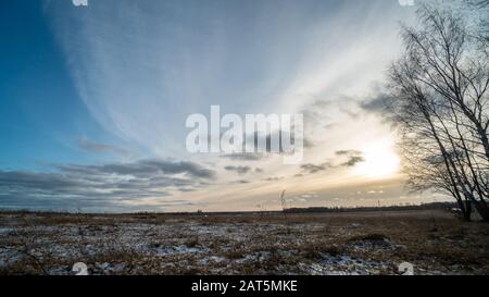 Beau coucher de soleil sur le champ gelé Banque D'Images