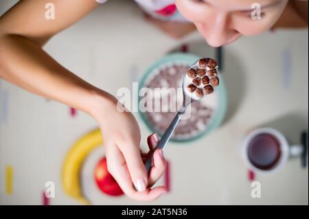 fille, céréales au chocolat et lait. vue de dessus de la table Banque D'Images