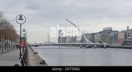 Samuel beckett Brigde au-dessus de la rivière Liffey, avec des bureaux modernes et un passage avec lanternes sur les embankments, Dublblin, Irlande Banque D'Images