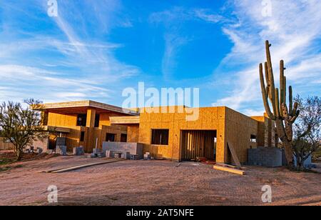 Nouveau site de construction de maison Dans la région de Phoenix Arizona avec cactus. Banque D'Images