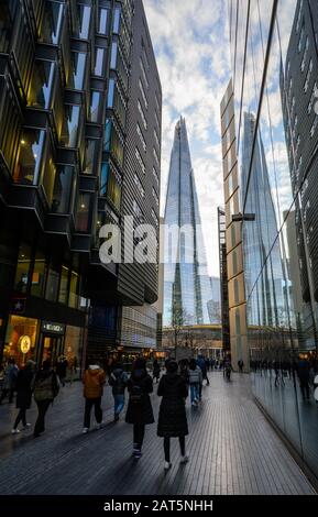 The Shard, Londres, Royaume-Uni. Le bâtiment Shard et les piétons vus de La région Plus londonienne de la ville près de la gare du pont de Londres. Prise en 2020. Banque D'Images