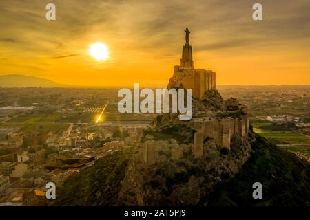 Vue aérienne au coucher du soleil sur le château de Monteagudo construit à partir d'une terre rammée avec 2 enceintes suivant la forme de la montagne près de Murcie Espagne Banque D'Images