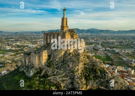 Vue aérienne au coucher du soleil sur le château de Monteagudo construit à partir d'une terre rammée avec 2 enceintes suivant la forme de la montagne près de Murcie Espagne Banque D'Images