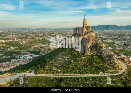 Vue aérienne au coucher du soleil sur le château de Monteagudo construit à partir d'une terre rammée avec 2 enceintes suivant la forme de la montagne près de Murcie Espagne Banque D'Images