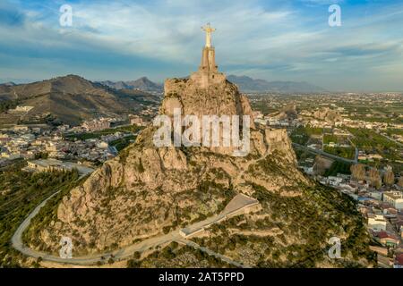 Vue aérienne au coucher du soleil sur le château de Monteagudo construit à partir d'une terre rammée avec 2 enceintes suivant la forme de la montagne près de Murcie Espagne Banque D'Images