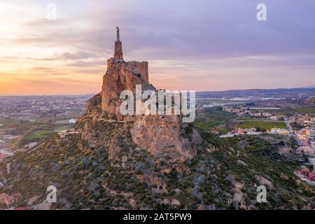 Vue aérienne au coucher du soleil sur le château de Monteagudo construit à partir d'une terre rammée avec 2 enceintes suivant la forme de la montagne près de Murcie Espagne Banque D'Images