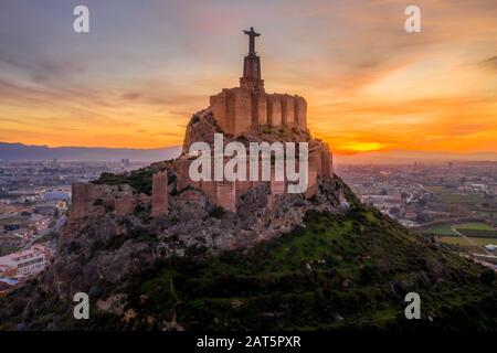 Le château médiéval de Monteagudo ruine douze tours rectangulaires entourant le sommet de la colline et le coeur sacré de la statue de Jésus-Christ au sommet près de Murcie Espagne Banque D'Images