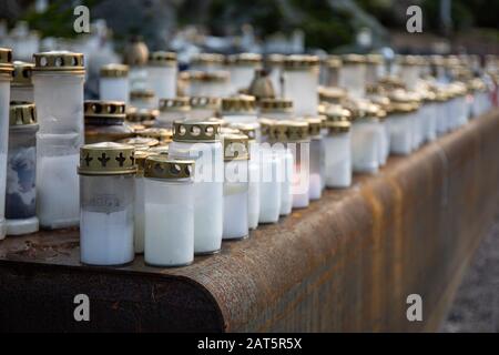 De graves bougies au lieu du souvenir du cimetière pour ceux enterrés ailleurs Banque D'Images