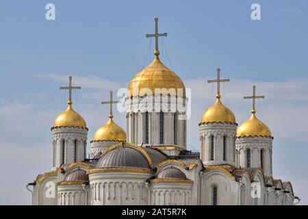 = dômes d'or avec Croix de la cathédrale d'Assomption Contre le ciel bleu = vue de la plate-forme d'observation près de la cathédrale Saint-Demetrius sur le brillant Banque D'Images