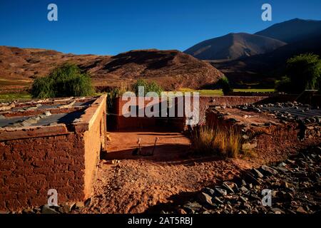 Maison andine typique des habitants de cette région reculée du monde vu de Ruta 40, la Puna, Argentine Banque D'Images