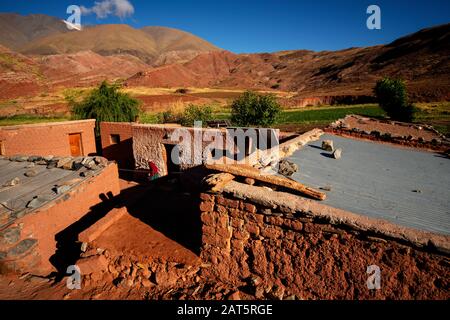 Maison andine typique des habitants de cette région reculée du monde vu de Ruta 40, la Puna, Argentine Banque D'Images