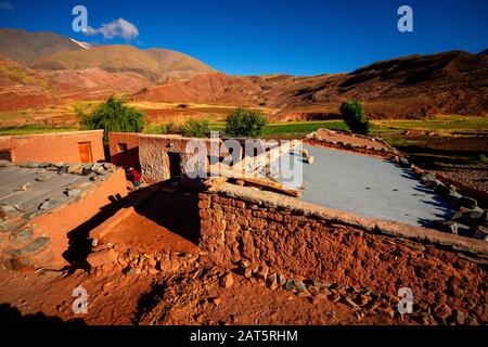 Maison andine typique des habitants de cette région reculée du monde vu de Ruta 40, la Puna, Argentine Banque D'Images