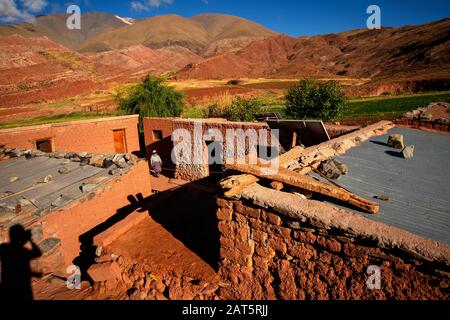 Maison andine typique des habitants de cette région reculée du monde vu de Ruta 40, la Puna, Argentine Banque D'Images