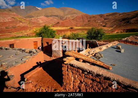 Maison andine typique des habitants de cette région reculée du monde vu de Ruta 40, la Puna, Argentine Banque D'Images