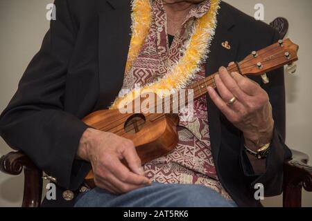 Washington DC, 28 janvier 2020-un homme repose après avoir joué son ukulele. Photo Patsy Lynch Banque D'Images