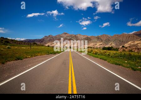 Formations rocheuses sur la Ruta 51, allant à Salta, Argentine Banque D'Images