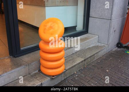 Des fromages néerlandais ronds empilés dans une rangée à l'extérieur d'une boutique néerlandaise d'amsterdam Banque D'Images