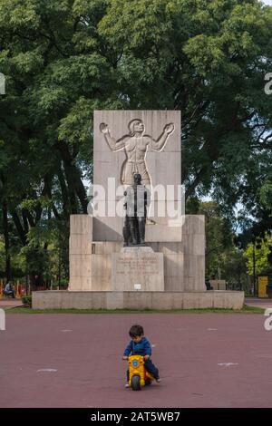 Statue et Monument de Don Pedro de Mendoza, fondateur de Buenos Aires (1536), Parc Lezama, San Telmo, Buenos Aires, Argentine, Amérique latine Banque D'Images