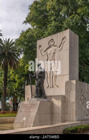 Statue et Monument de Don Pedro de Mendoza, fondateur de Buenos Aires (1536), Parc Lezama, San Telmo, Buenos Aires, Argentine, Amérique latine Banque D'Images