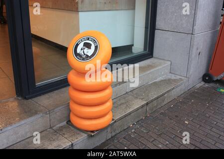 Des fromages néerlandais ronds empilés dans une rangée à l'extérieur d'une boutique néerlandaise d'amsterdam Banque D'Images