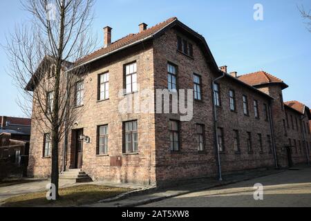 Pologne, OSWIECIM, AUSCHWITZ: 27 janvier 2020: Rue du camp à Auschwitz, bâtiments en briques d'Auschwitz I Banque D'Images