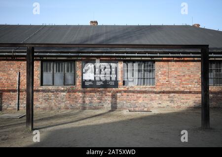 Pologne, OSWIECIM, AUSCHWITZ: 27 janvier 2020: Gloes dans la cour d'Auschwitz, lieu d'exécution publique des prisonniers, rue de camp à Auschwitz Banque D'Images