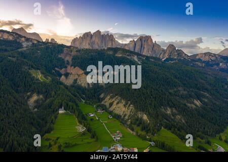 Vue panoramique aérienne du groupe Rosengarten, Alpes, Dolomites, Alto Adige, Italie Banque D'Images