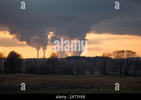 Pologne, BELCHATOW- 3 mars 2019: Cheminées fumeurs de la centrale électrique de Belchatow Banque D'Images