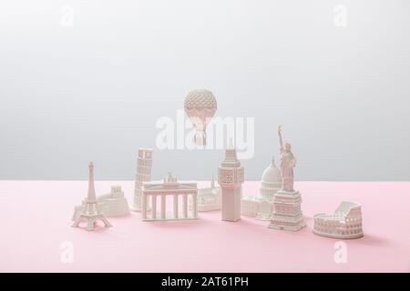 petites figurines de différents pays sur le gris et le rose Banque D'Images